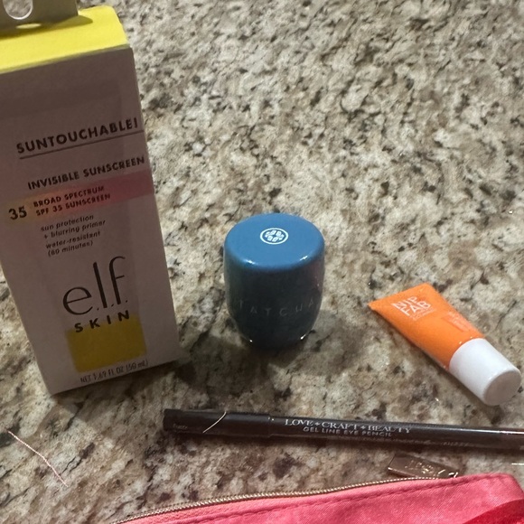 IPSY Bag - Month of December 🎁 - Picture 2 of 4